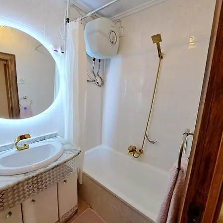 3 Bedroom Flat With Wifi Lägenhet